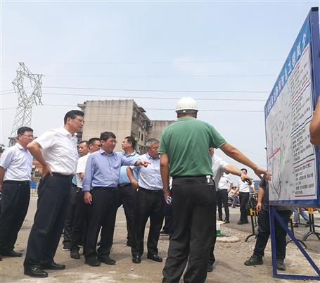 鄭俊康、吳煒到火車站周邊路網(wǎng)改造工程調(diào)研