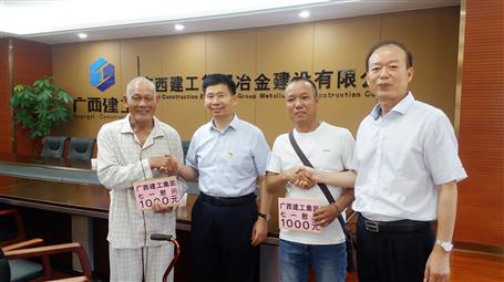 集團公司副總經(jīng)理侯立林及公司領導慰問公司建國前老黨員、困難黨員