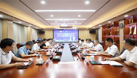 覃振華與鹿寨縣委副書記、縣長楊毅舉行工作會(huì)談