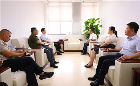 覃振華與柳北區(qū)委書記、區(qū)長石中華舉行工作會談